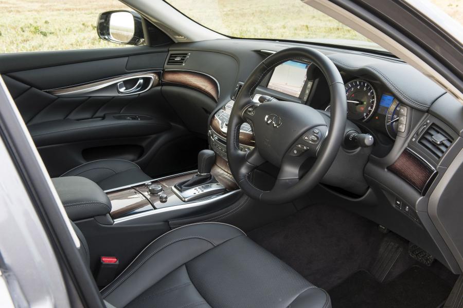  Infiniti Q70 Hybrid 2015 года  (UK) (фото 17 из 23)